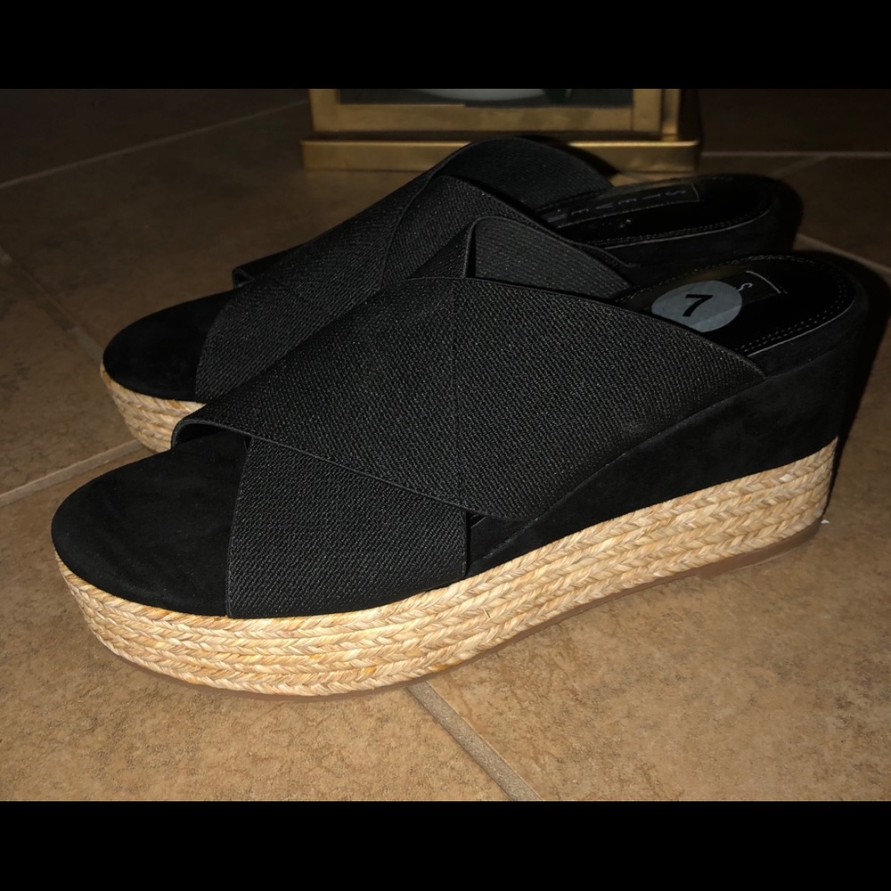 NWOT Steve Madden slip on black platform sandals